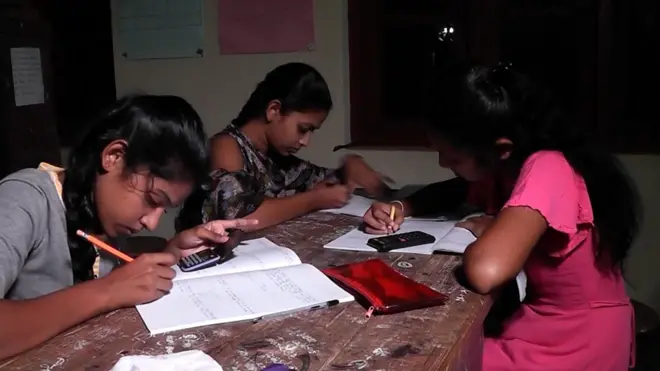 'ගුරු දෙවිවරු ඇත්තටම අපේ ඉස්කෝලේ ඉන්නවා'