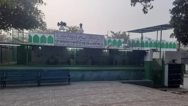 انڈیا، نئی دہلی، اخونجی مسجد، قبرستان