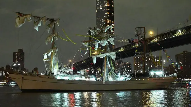 Damaged masts on di Mexican Navy training ship Cuauhtémocafta e crash into New York City Brooklyn Bridge. Photo: 17 May 2025
