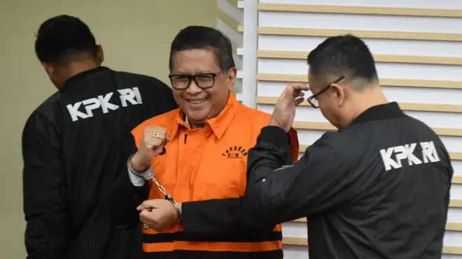 Sekjen PDI Perjuangan Hasto Kristiyanto (tengah) dihadirkan dalam konferensi pers penahanan tersangka di Gedung Merah Putih KPK, Jakarta, Kamis (20/2/2025). 
