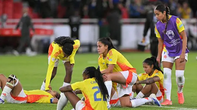 Las jugadoras colombianas, desoladas sobre el césped tras caer en la final frente a Brasil. 