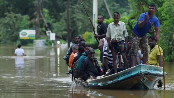 කොළඹ ඇතුළු දිස්ත්‍රික්ක ගණනාවක ජල ගැලීම් වාර්තා වේ.