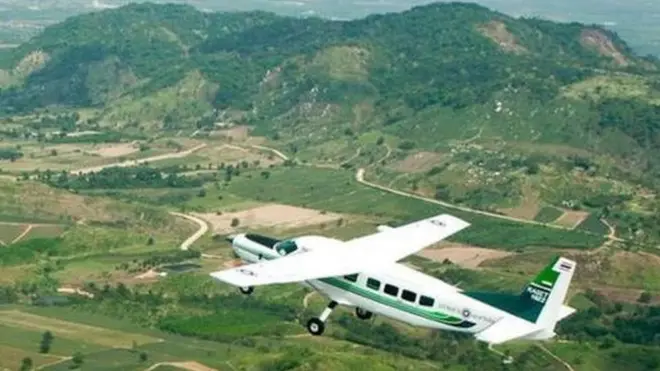 avión sobrevolando campo