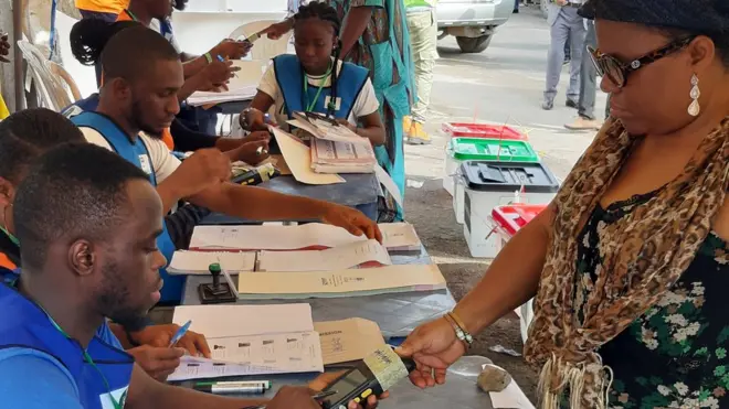 Woman dey thumbprint for Ikeja, Lagos during di 2019 elections