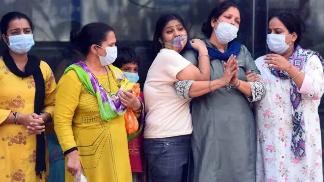 کووڈ 19 سے مرنے والے ایک شخص کے اہل خانہ ان کی آخری رسومات کے وقت