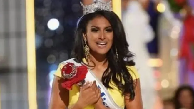 नीना दावुलूरी पहली भारतीय-अमरीकी हैं जो मिस अमरीका का ख़िताब जीती हैं और तेलुगू भाषी भी हैं.