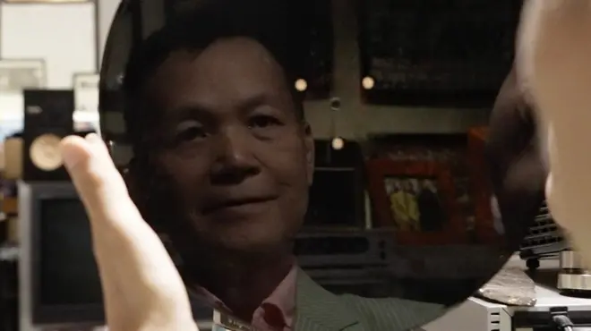 邓汉深从空白黑胶唱片倒影中看自己