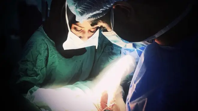 صورة للطبيبة "روان سامي" في غرفة العمليات