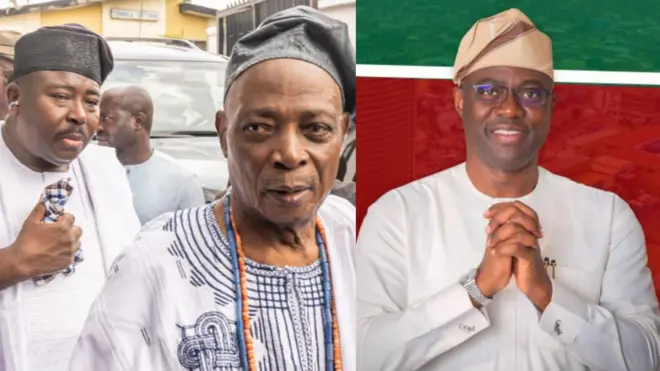 Sẹnẹtọ Sharafadeen Alli wọ agbada funfun ati fila, Olubadan ti ilẹ Ibadan, Ọba Rashidi Ladoja ati Gomina Seyi Makinde naa wọ aṣọ funfun pẹlu fila lori