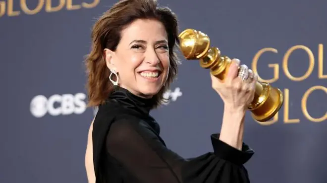 Fernanda Torres sostiene su Globo de Oro