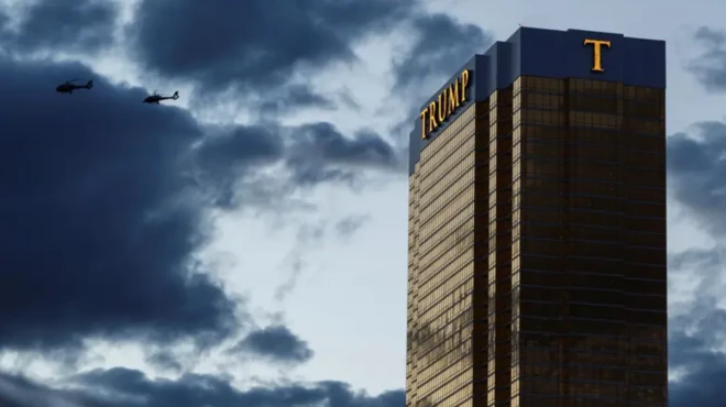 برج ترامپ و آسمان هنگام غروب