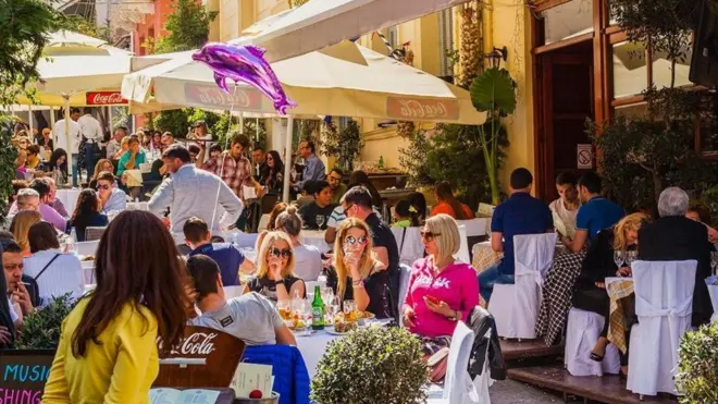 Kafe dan restoran di Athena selalu penuh dengan turis dan warga lokal.