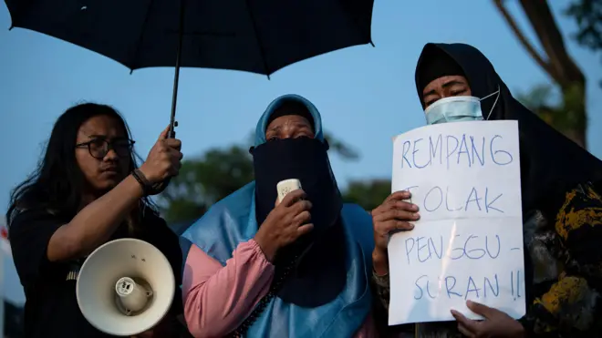 Warga Pulau Rempang, Kepulauan Riau bersama Anggota Jaringan Solidaritas Korban untuk Keadilan (JSKK) melakukan Aksi Kamisan ke-787 di seberang Istana Merdeka, Jakarta, Kamis (14/9/2023). 