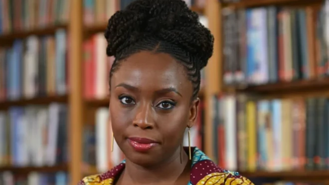 Chimamanda Adiche wọ aṣọ ankara, o si di irun to rẹwa