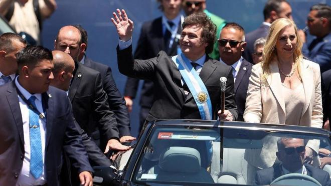 Javier Milei, presidente de Argentina, junto a su hermana, Karina Milei, en un vehículo