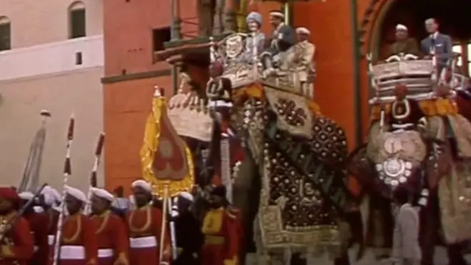 క్వీన్ ఎలిజబెత్ II ఏనుగు అంబారీపై ఊరేగింపుగా వెళ్లినప్పుడు..