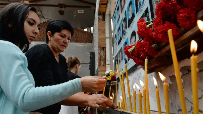 В этом году в Беслане помимо основной церемонии прощания прошла акция протеста