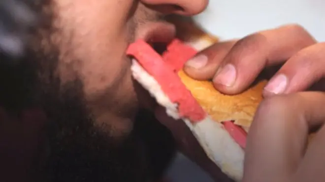 ما علاقة السجق بالسياسة؟