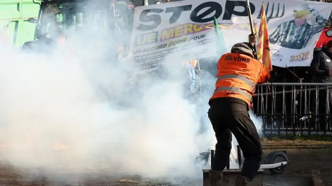 Камни, яйца и костры. В Брюсселе протестуют фермеры