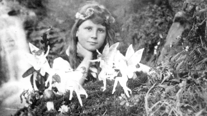 Frances Griffiths y algunas "hadas" en una fotografía tomada en 1917 por su prima Elsie Wright, con recortes de papel (Archivo fotográfico histórico Granger/Alamy Stock Photo)