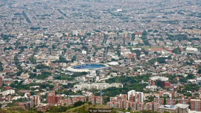 Dari Cristo Rey, Anda dapat melihat seluruh kota Cali dan lembah Cauca.