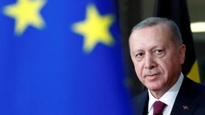 أعلنت تركيا أنها تحتفظ بحقها في القيام بتدريبات عسكرية في مناطق واسعة في بحر إيجه متهمة أثينا بانتهاك وضع بعض الجزر اليونانية منزوعة السلاح.