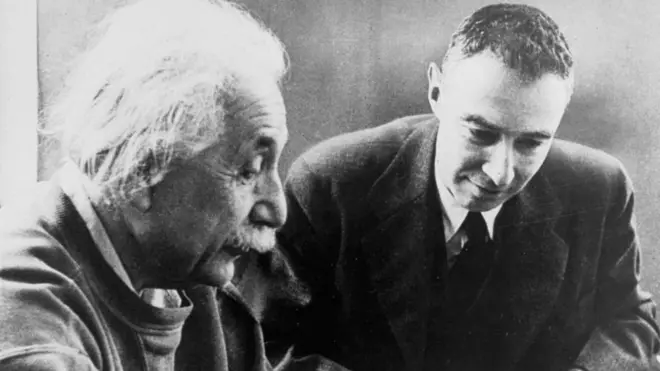 Albert Einstein y Robert Oppenheimer.