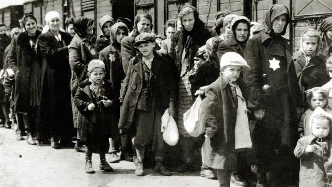 La llegada de los judíos húngaros a Auschwitz-Birkenau, en la Polonia ocupada por los alemanes, en junio de 1944. Entre el 2 de mayo y el 9 de julio, más de 430,000 judíos húngaros fueron deportados a Auschwitz.