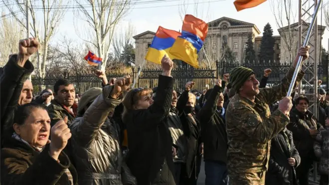 У Вірменії кілька місяців відбувалися протести проти уряду Нікола Пашиняна, якого опозиція, зокрема, чиновники, які правили країною десятиріччями, звинувачували у поразці у війні в Карабаху