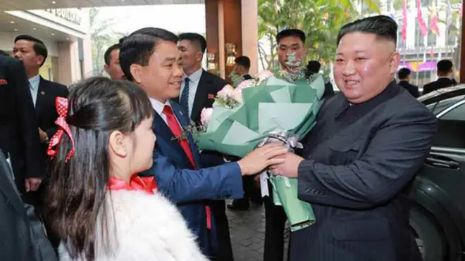 김정은 북한 국무위원장이 제2차 북미정상회담을 하루 앞두고 베트남 하노이에 있는 멜리아 호텔에 도착해 꽃다발을 받는 모습을 노동신문이 27일 보도했다