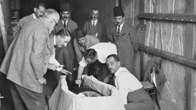 قام الجراح البريطاني دوغلاس ديري بجرح في جثة توت عنخ آمون المحنطة