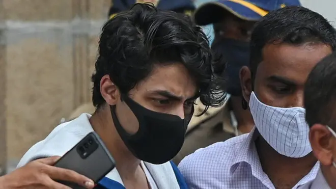 ارین خان د بالیوډ ممثل شاه رخ خان زوی دی