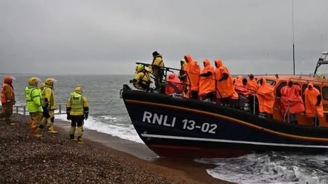 Мигрантов, пытающихся пересечь Ла-Манш из Франции, обнаруживают на английском побережье часто – эту группу нелегалов спасли 9 декабря