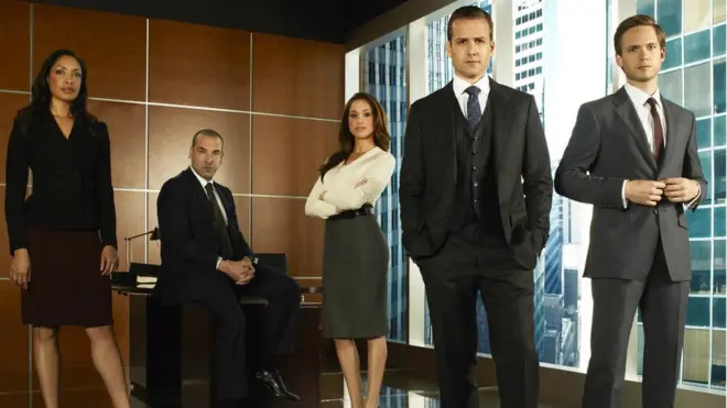 Meghan (de branco) vive a estudantejogos cassinodireito Rachel Zane na série Suits