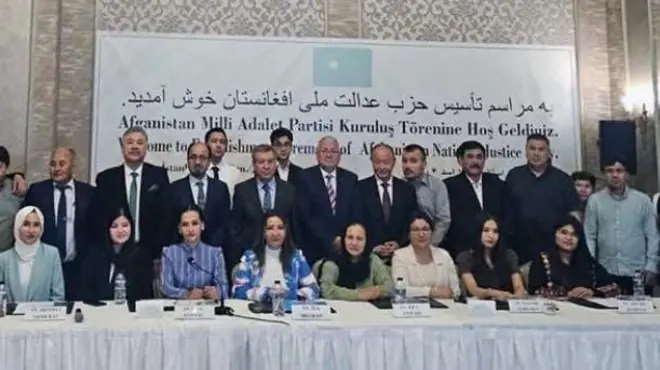 اعضای حزب تازه تاسیس در دو ردیف ایستاده و یک ردیف نشسته که خانمها هستند