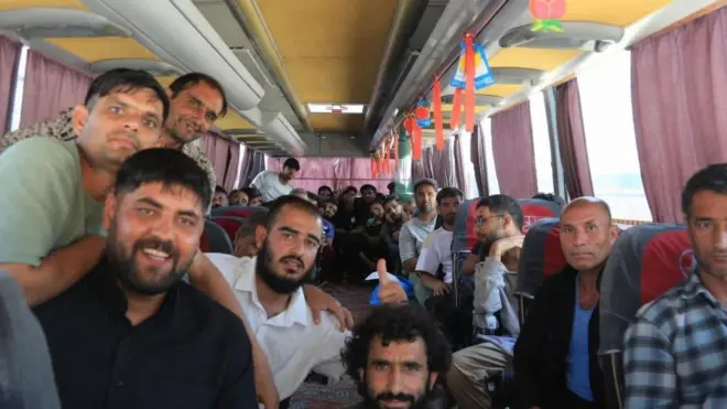 زندانیان په یوه موټر کې ناست دي