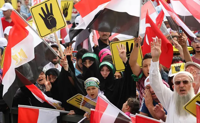 2﻿013 yılında Ankara'da, Mısır'da yaşananları protesto için düzenlenen bir gösteri. 