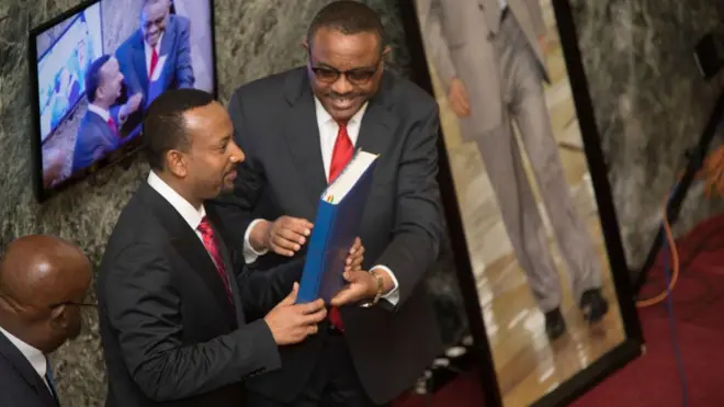 MM Abiy Ahmad fi Ministira Muummee duraanii Haayilemaaram Dassaalenyi, lamaanuu suufii gurraachaa fi shamizii adii uffataniiru, heera mootummaa bifa kitaabaa qabu wal harkaa fuuchaa jiru