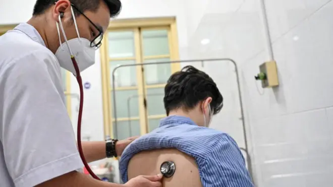 Лікар слухає легені пацієнта 