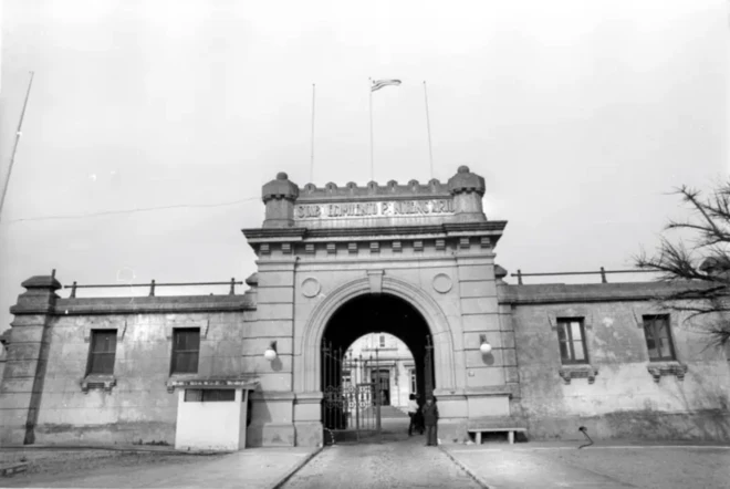 Entrada de prisão de Punta Carretas, em Montevidéu, com portão aberto e quatro janelas