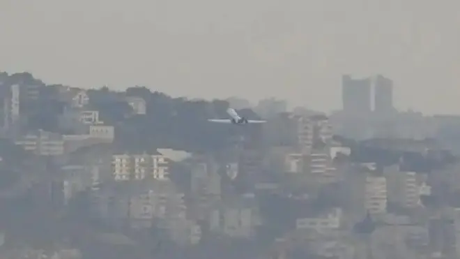 Warbixin baaritaan oo ay daabacday wakaaladda wararka ee Reuters ayaa daaha ka rogtay in madaxweynihii hore ee Suuriya Bashaar Al-Asad uu lacag iyo agab qaali ah ku dhoofiyay diyaarad khaas 48 saacadood ka hor markii xukunka laga tuuray taliskiisa