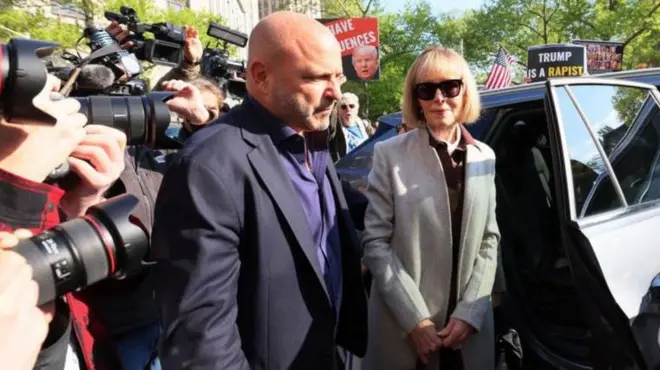 E Jean Carroll mahkemeye girerken 