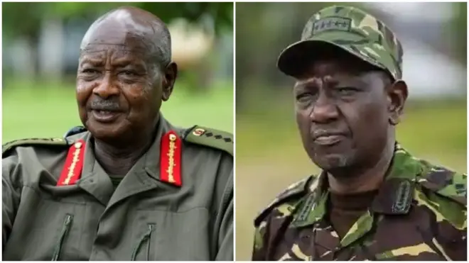 የኡጋንዳው ፕሬዝዳንት ዩዌሪ ሙሴቬኒ እና የኬንያው ፕሬዝዳንት ዊሊያም ሩቶ ወታደራዊ ልብስ ለብሰው 