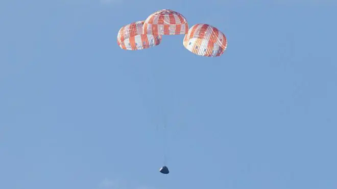 La cápsula Orión en el momento del amerizaje.