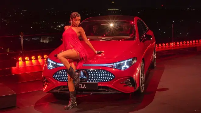 تایلا، خواننده مشهور آفریقای جنوبی در مراسم رونمایی بنز CLA برنامه اجرا کرد