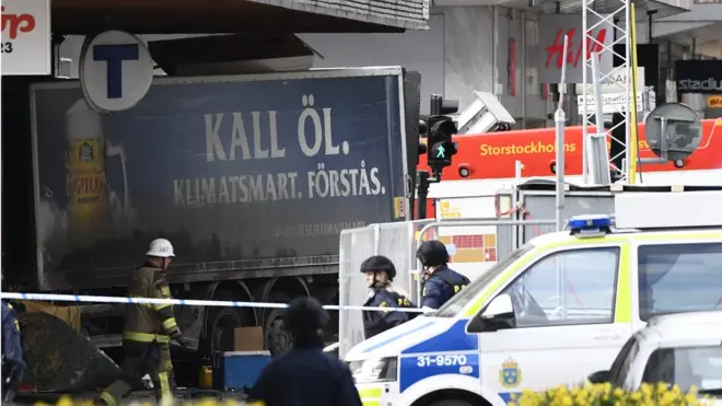 El camión azul, aquí estrellado contra la vitrina del almacén Ahlens, había sido robado, dijo a AFP la portavoz de una compañía de transporte.