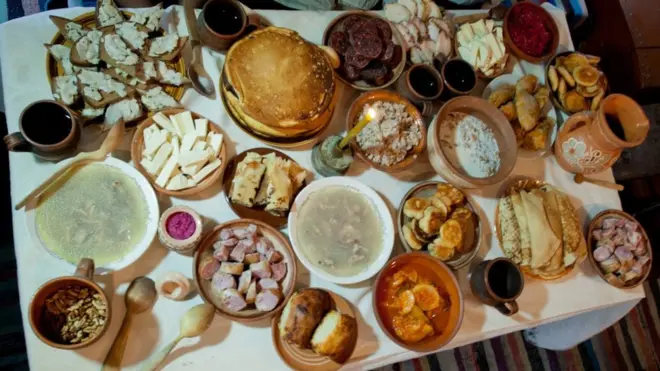 Багатий святковий стіл і досі є символом достатку для українців