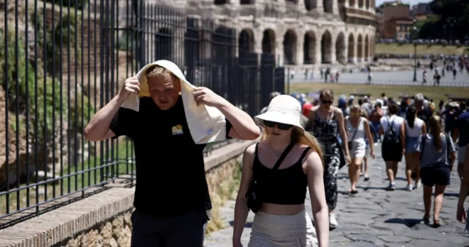 İtalya'nın Roma kentinde tarihi yerleri gezenler