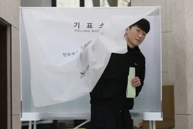 투표하고 나오는 유권자