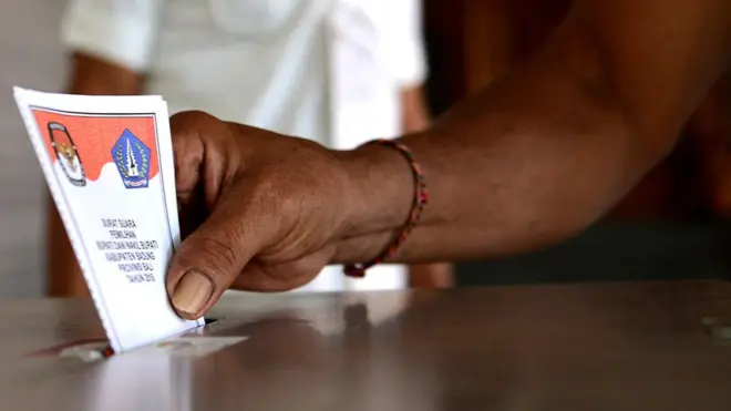 Hingga Kamis (11/01) siang terdapat 13 daerah yang hanya memiliki satu pasangan calon di pilkada.